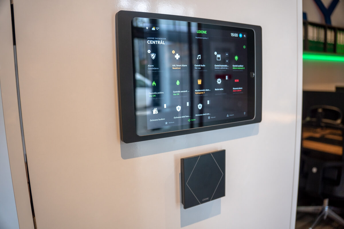 Tablet s ovládáním v aplikaci