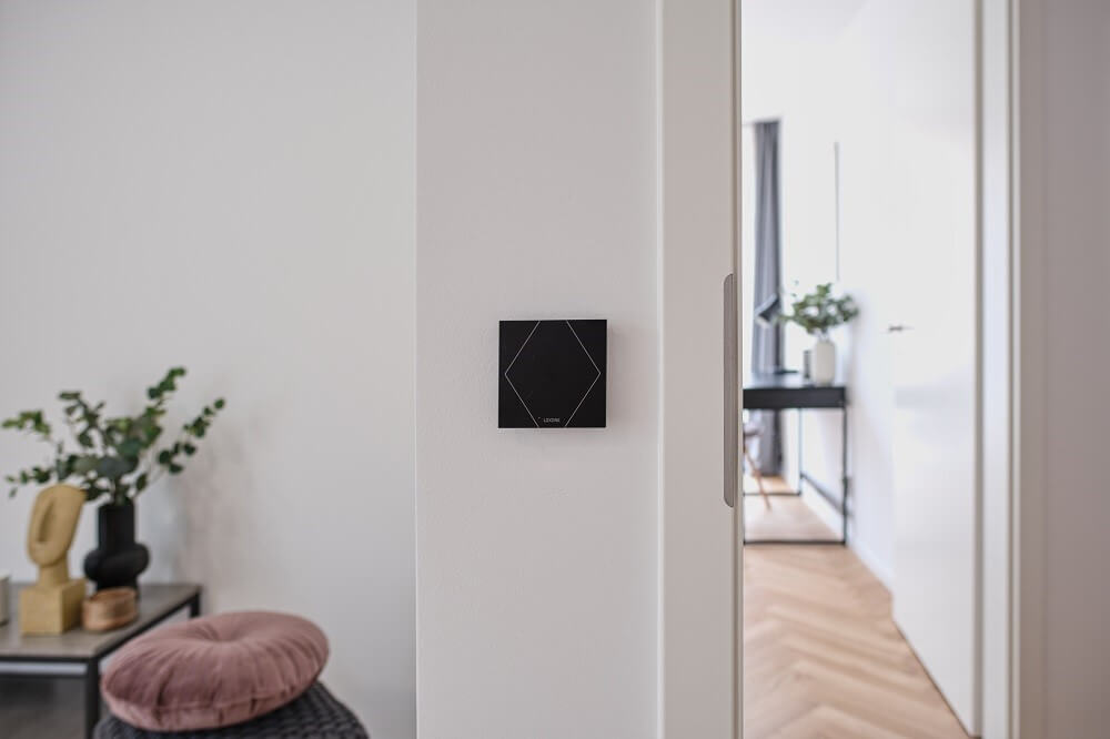 Tlačítko Touch Pure na stěně