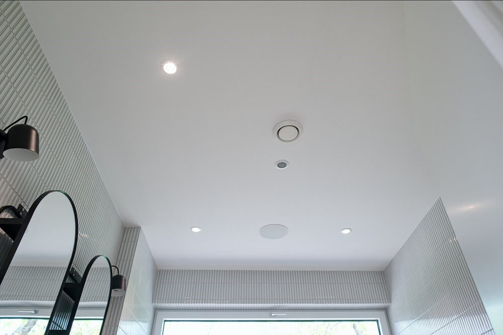 LED spoty, senzor a reproduktor Loxone