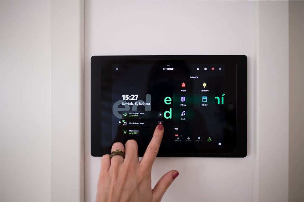 Tablet se zapnutým ambientním režimem aplikace Loxone