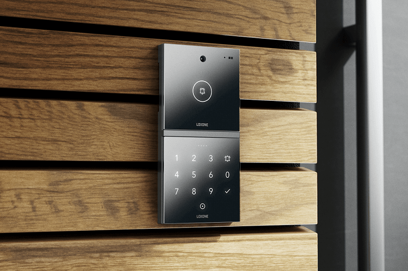 Intercom v kombinaci s NFC Code Touch. Klienti GOOPAN mohou mít obojí, záleží na zvolené variantě.