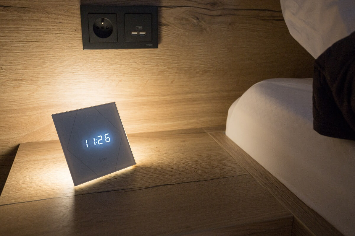 Touch Nightlight na nočním stolku