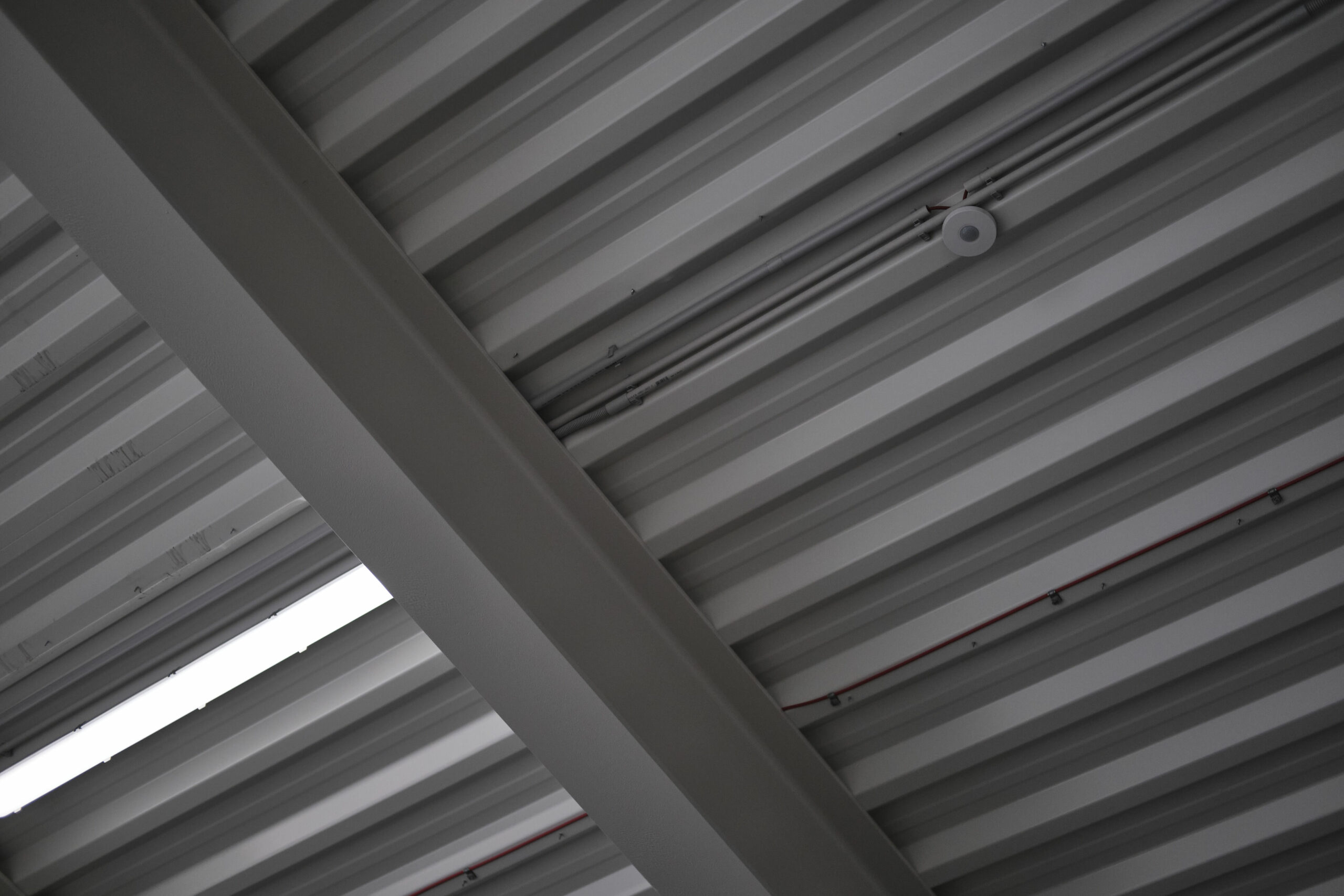 Senzor přítomnosti na stropu haly