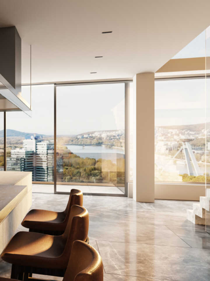 Záběr na kuchyň s velkými okny