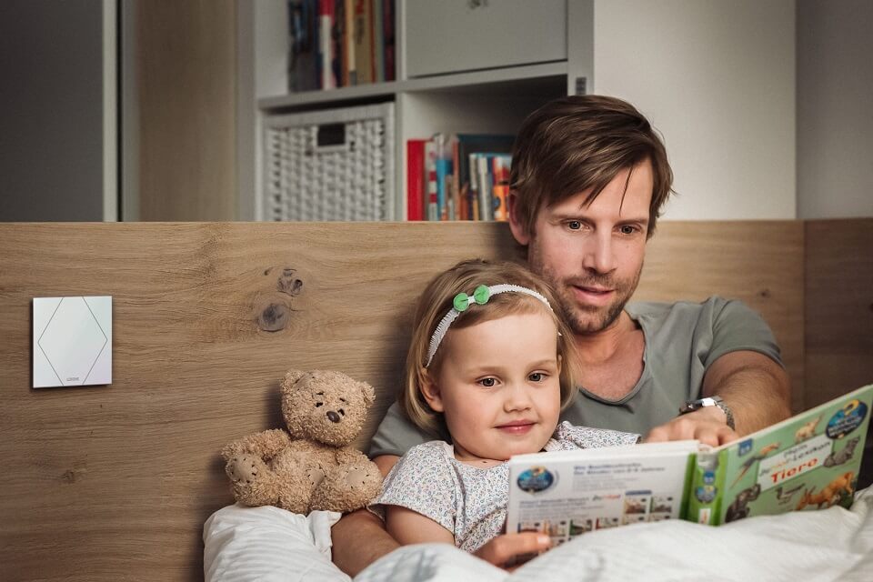 Otec a dcera si čtou pohádky