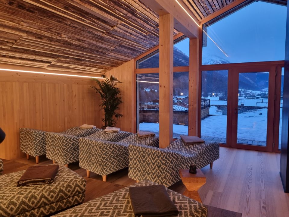 Relaxační místnost s výhledem na zasněženou krajinu