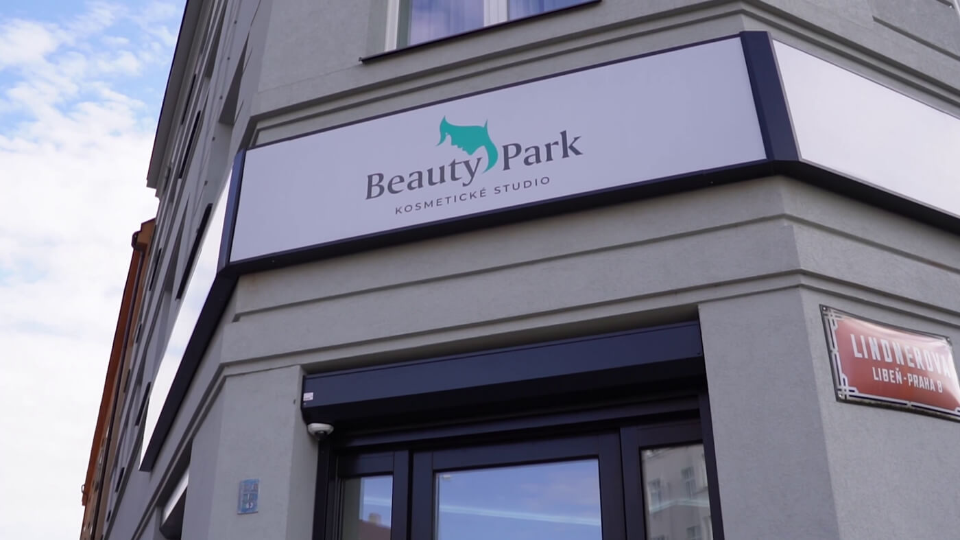 Světelné logo nad vchodem do Beauty Parku se řídí automaticky podle denní doby