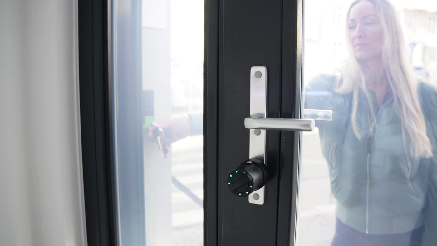 NFC klíčenka odtemní okna a dveře a odemkne zámek