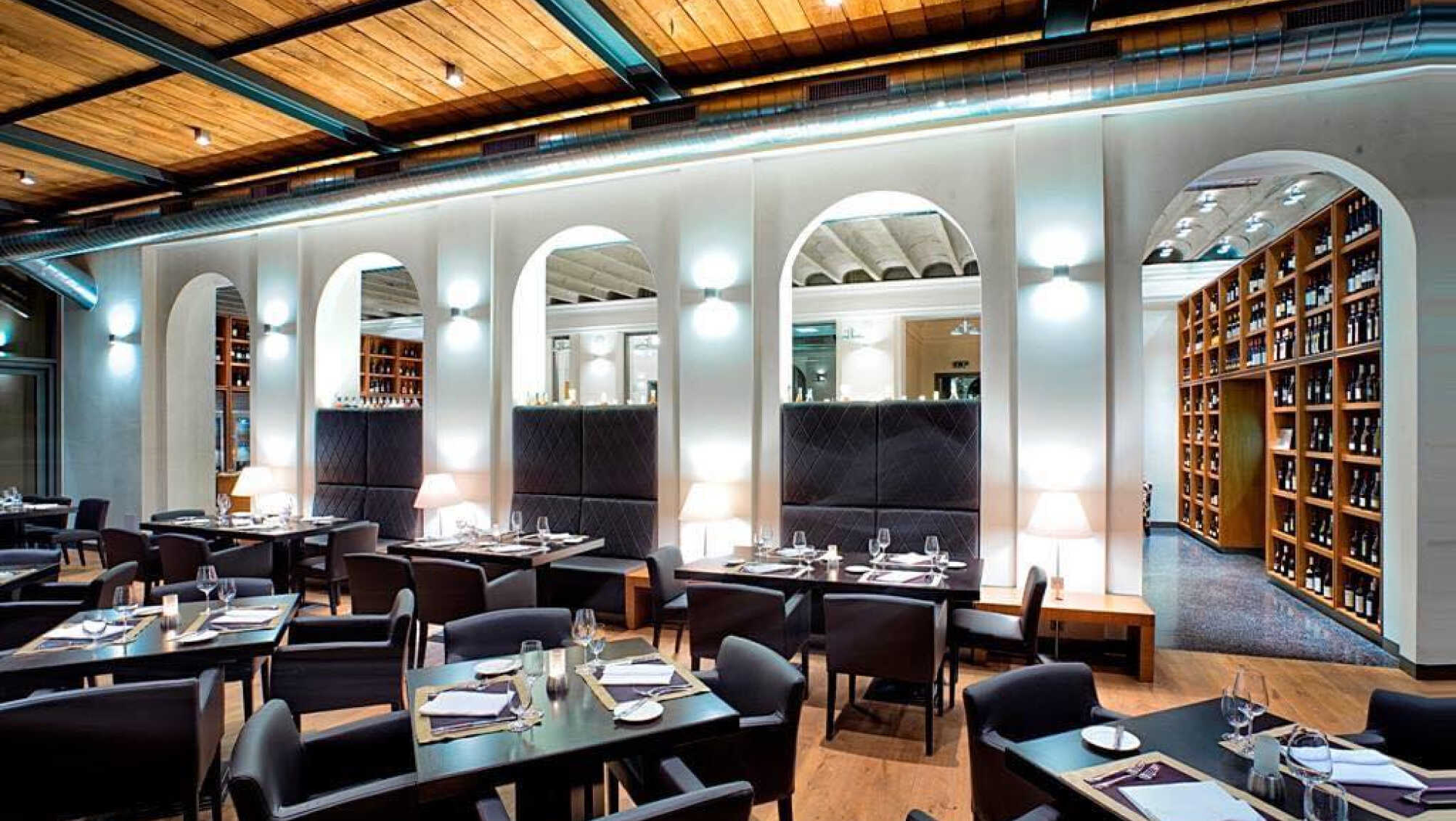 Restauraci hotelu zpříjemňuje automatizované osvětlení