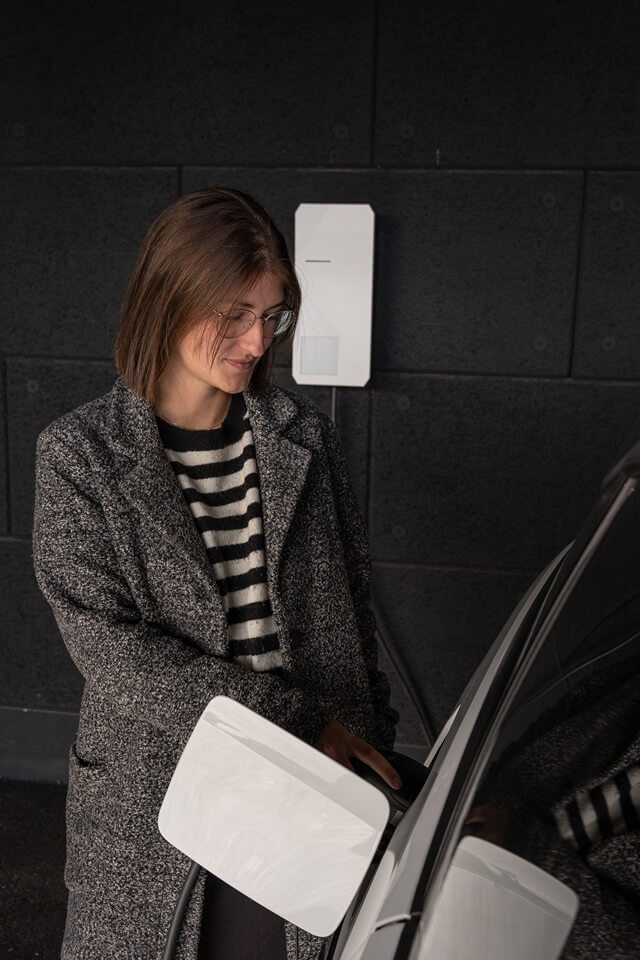 Žena nabíjí elektromobil