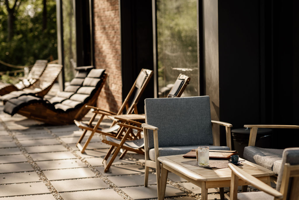 Venkovní terasa při západu slunce.