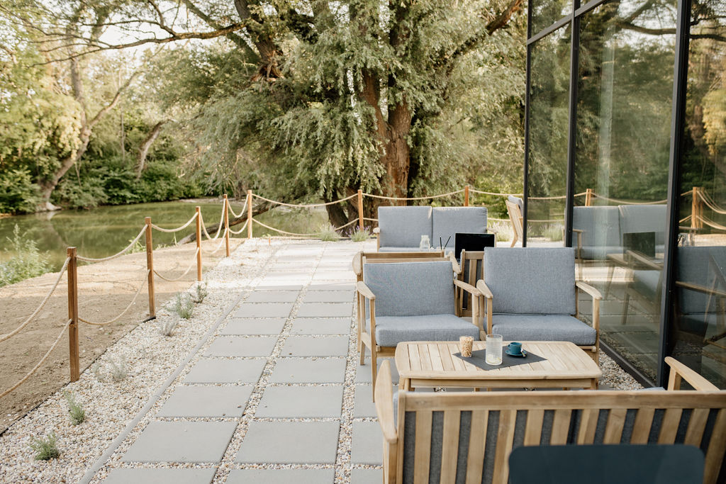 Oblíbený nápoj si můžete vychutnat i na venkovní terase s příjemným sezením.