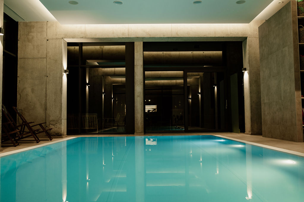 Atmosféru bazénu večer doplňuje příjemné osvětlení a hudba.