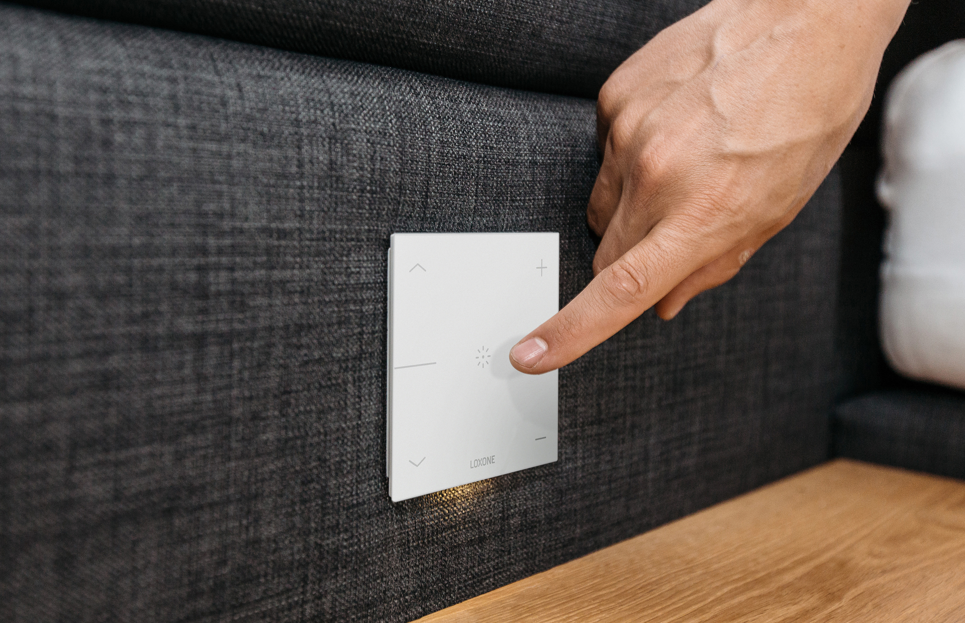 Ruka dotýkající se tlačítka