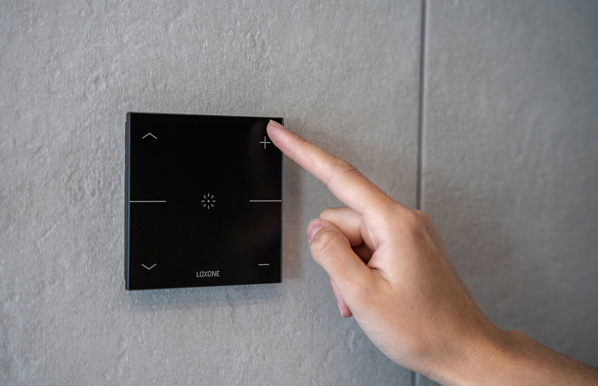 žena na prohlídce chytrého domu