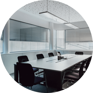 abgedunkelter besprechungsraum im smart office