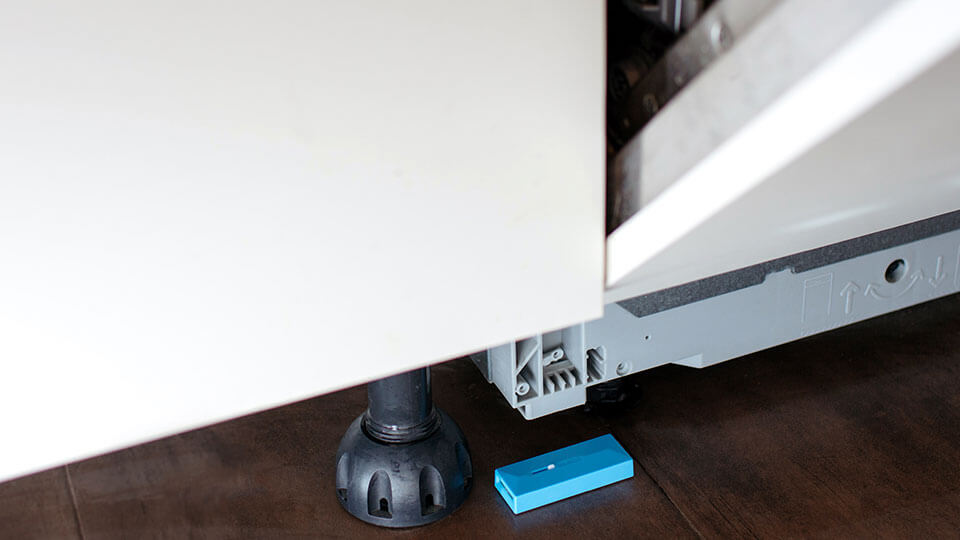 senzor úniku vody (záplavové čidlo) umístěné pod myčkou nádobí