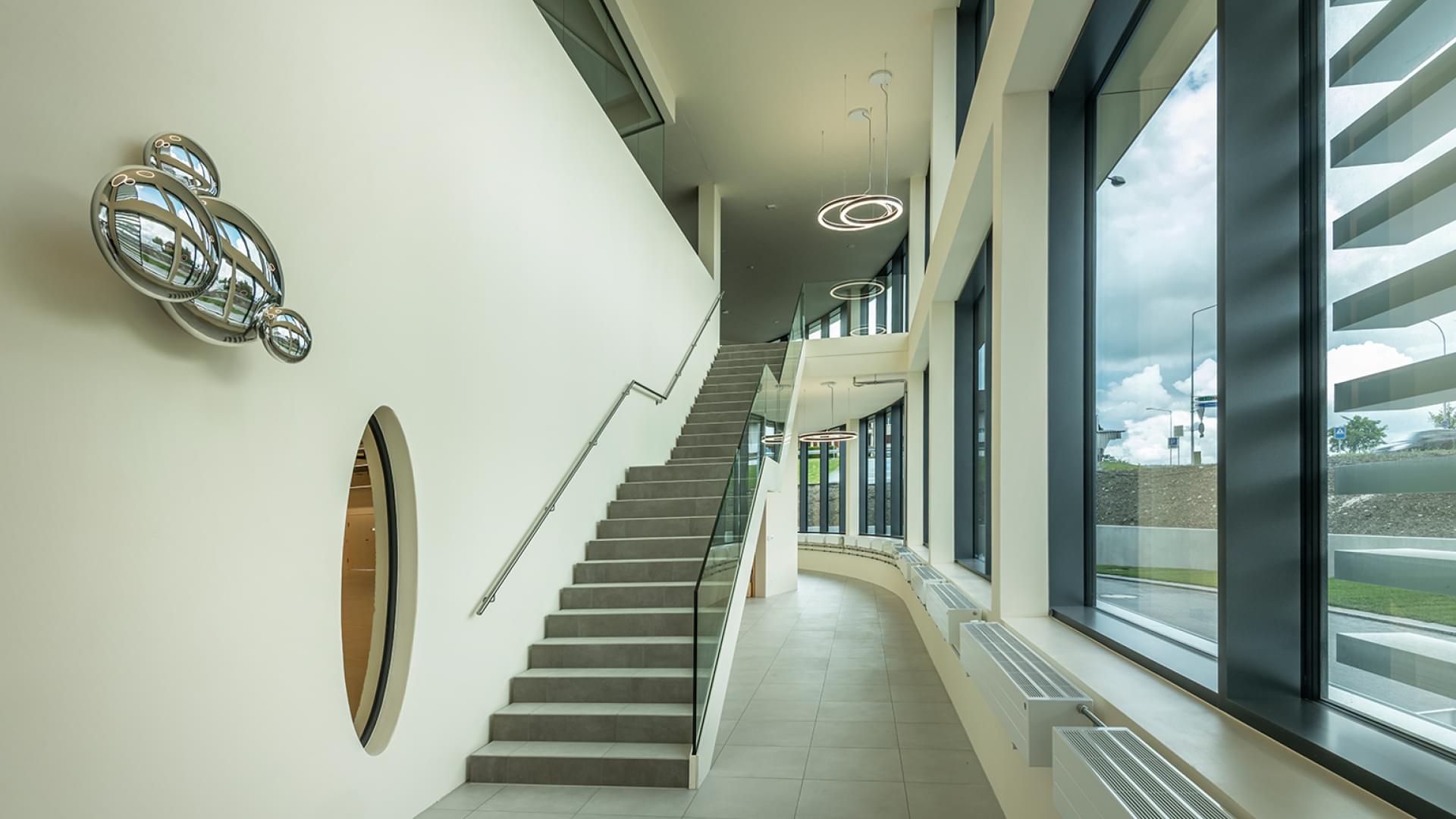 Schodisko a hala v novej budove Jenny Science