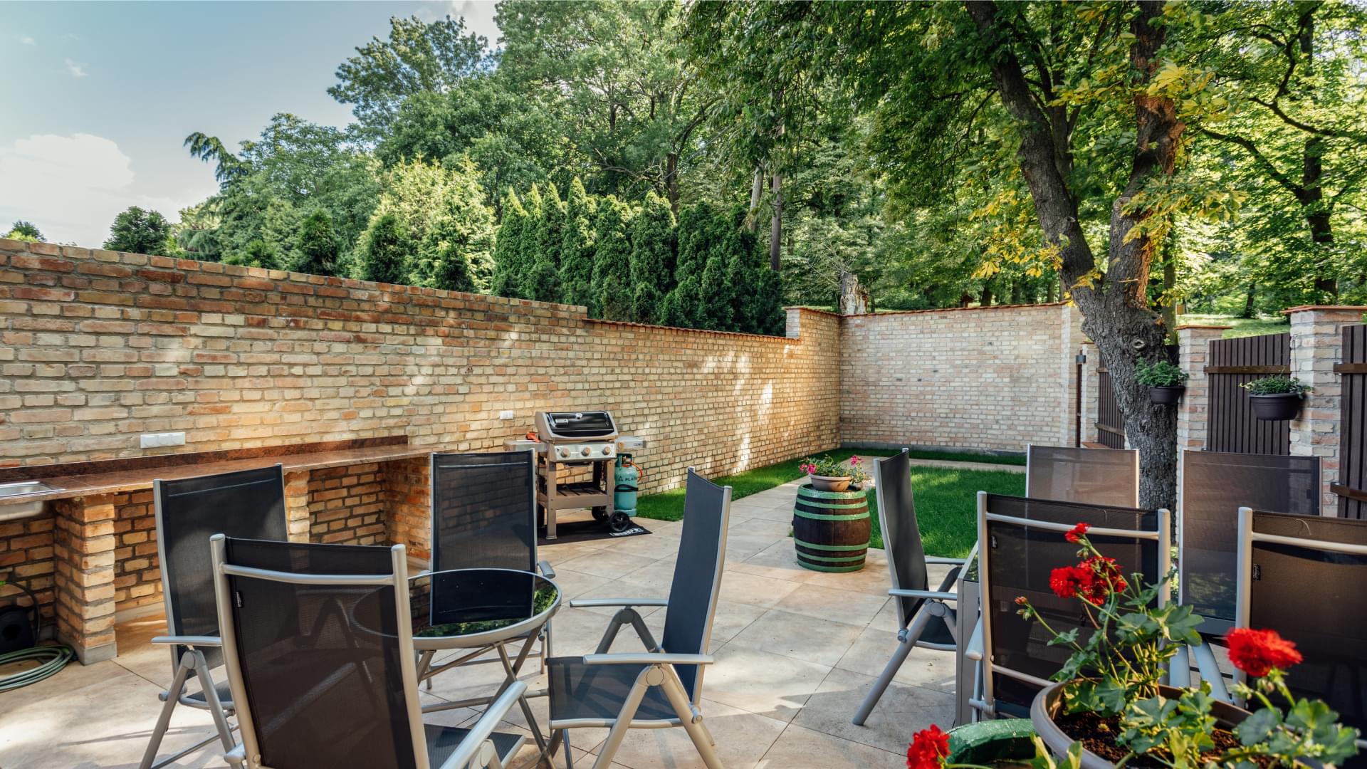 Intelligent beleuchteter Außenbereich im Restaurant - Loxone Referenzprojekt smartes Weingut und Pension U Harmáčků