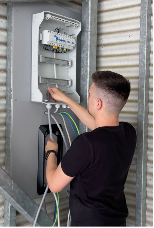 Bild 2: Techniker bei der Arbeit, Kabel werden verlegt.