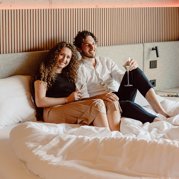 ph-campus-hotel-couple Mann und Frau auf einem Hotelbett
