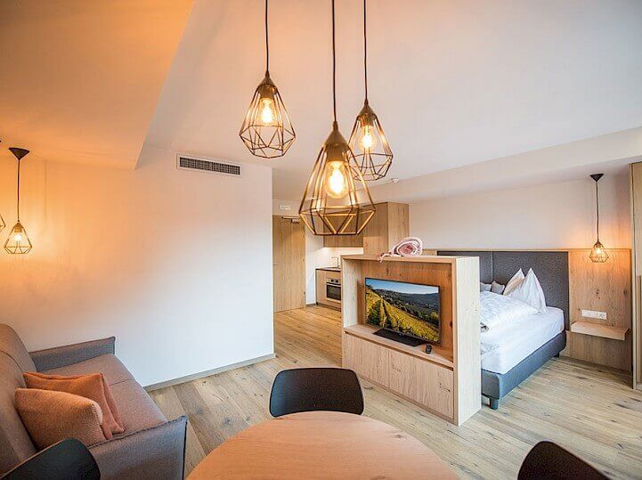 Alpenrose-appartments-bedroom-lighting-and-tv ©Hotel Alpenrose
