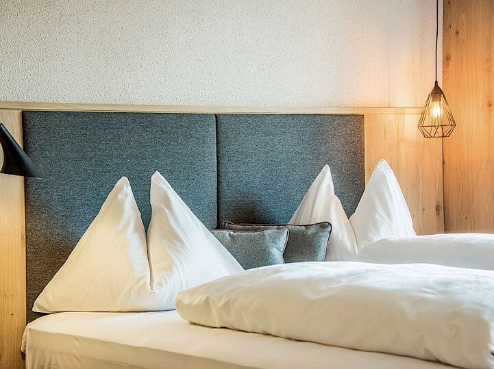 Alpenrose-pillows-on-bed ©Hotel Alpenrose