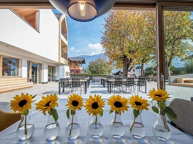 Alpenrose-sunflowers-on-table-by-window ©Hotel Alpenrose