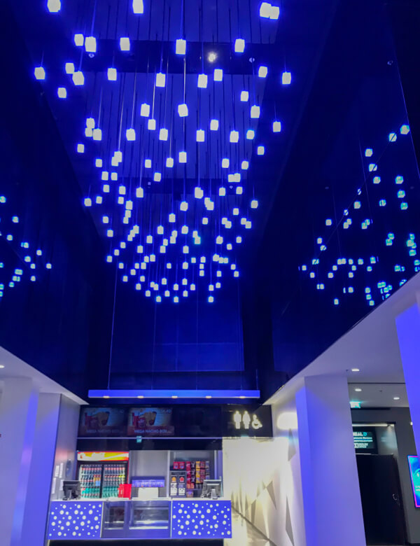 Blog-cineplexx-blue-chandelier-light-C
