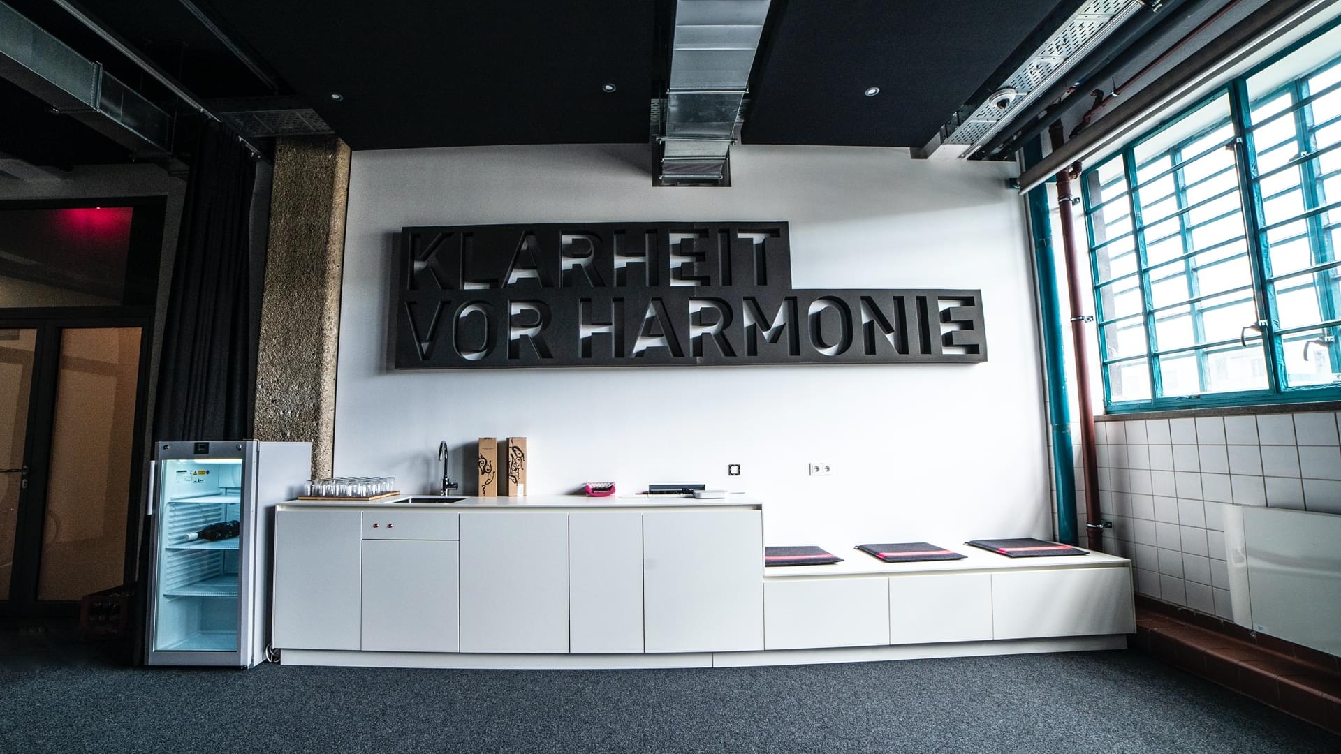 ph-advertising-agency-lunik2-kitchen Lunik2 – Besprechungsraum mit Loxone ausgestattet