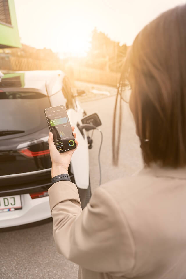 Žena v aplikaci kontroluje stav nabití i další funkce domácnosti