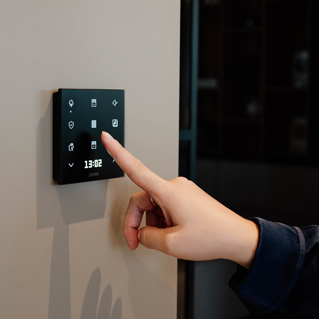 Person bedient Loxone Touch Pure Flex