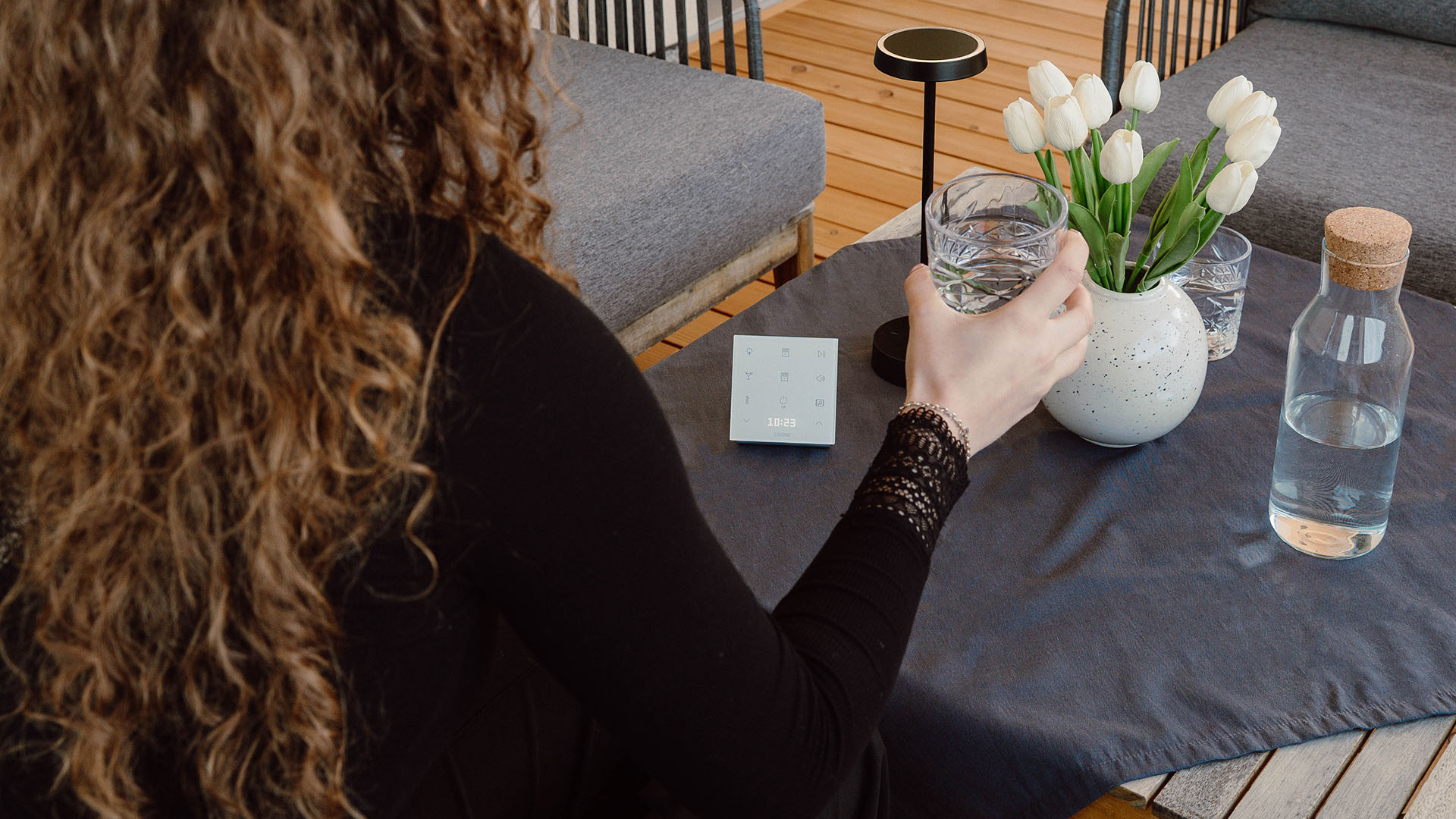 Frau auf der Terrasse, am Tisch steht der Touch Pure Flex Weiß
