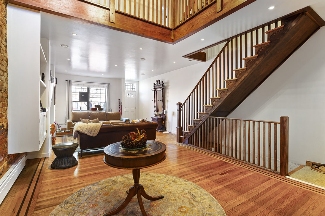 RCG-8 Living room space with natural light and led spots