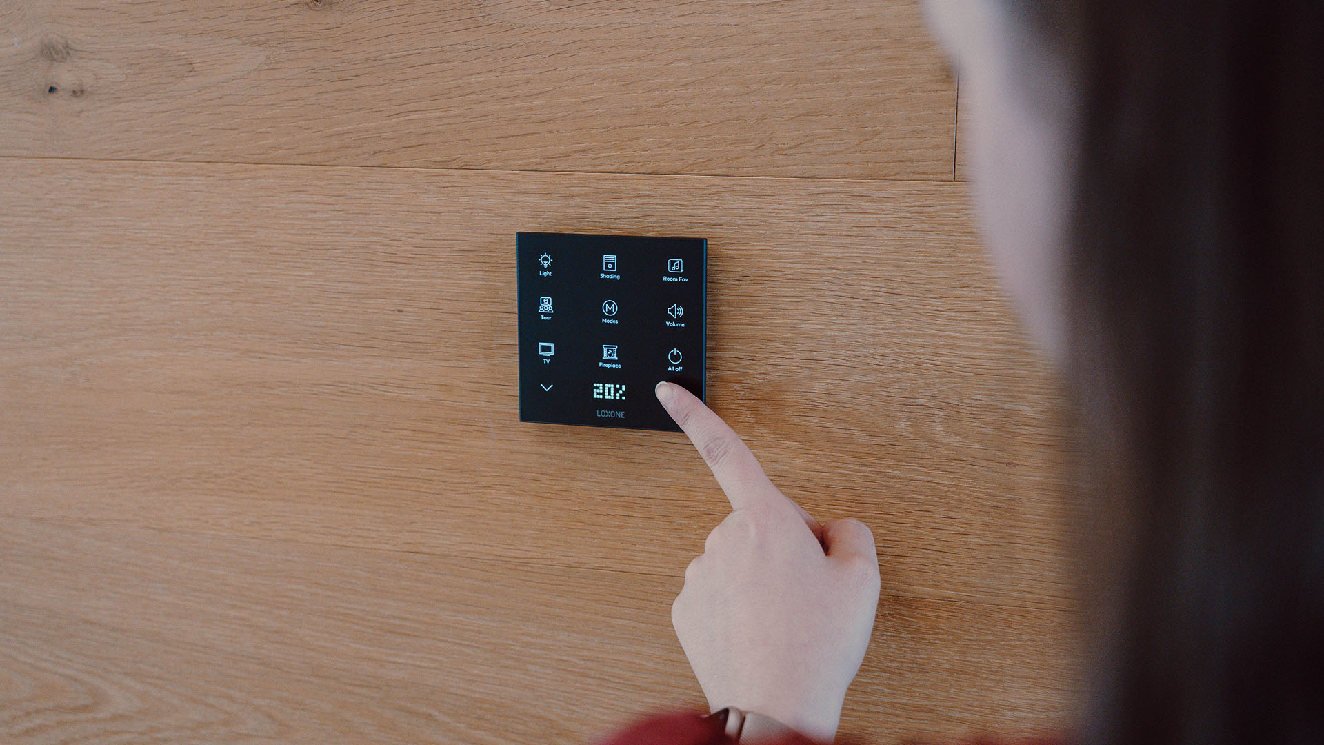 Frau bedient Touch Pure Flex Anthrazit