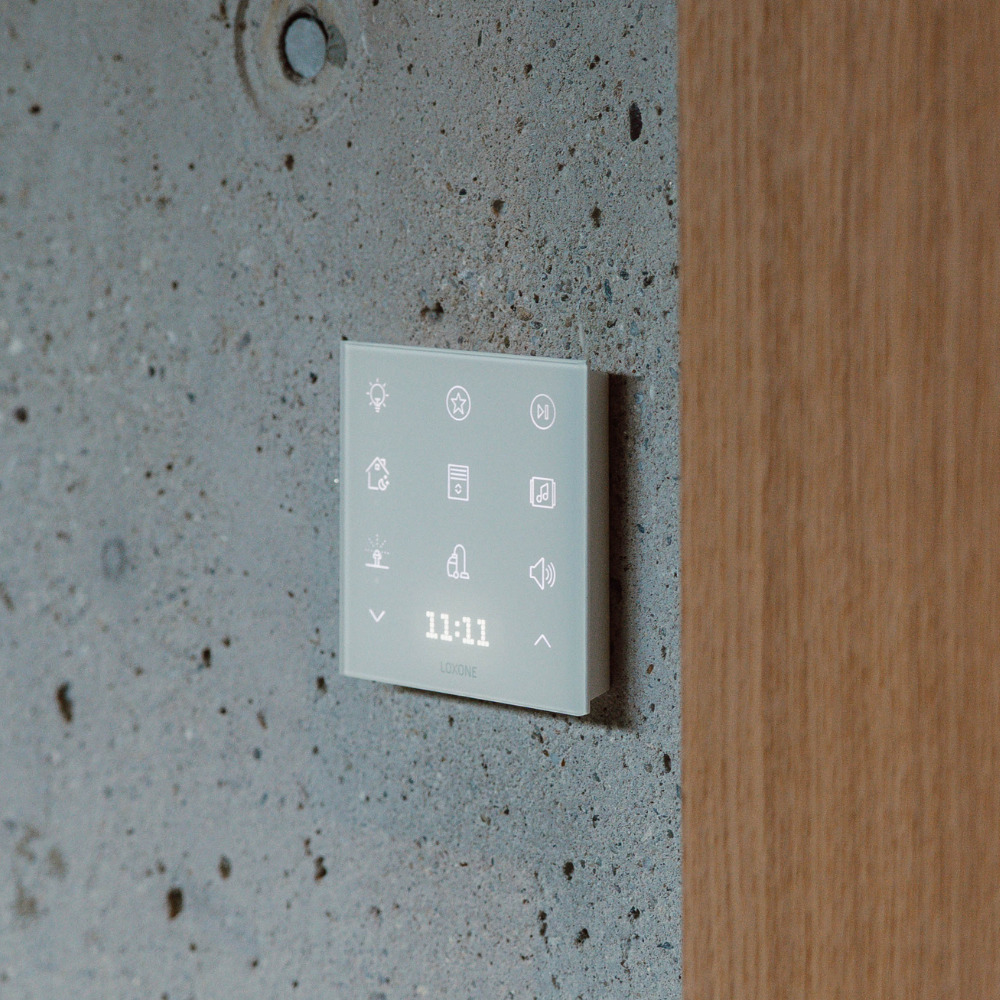 Touch Pure Flex IP44 integriert in der Loxone Wallbox im Außenbereich