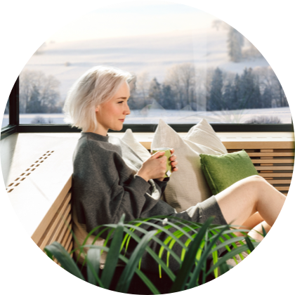 mujer sentada en habitación con clima inteligente