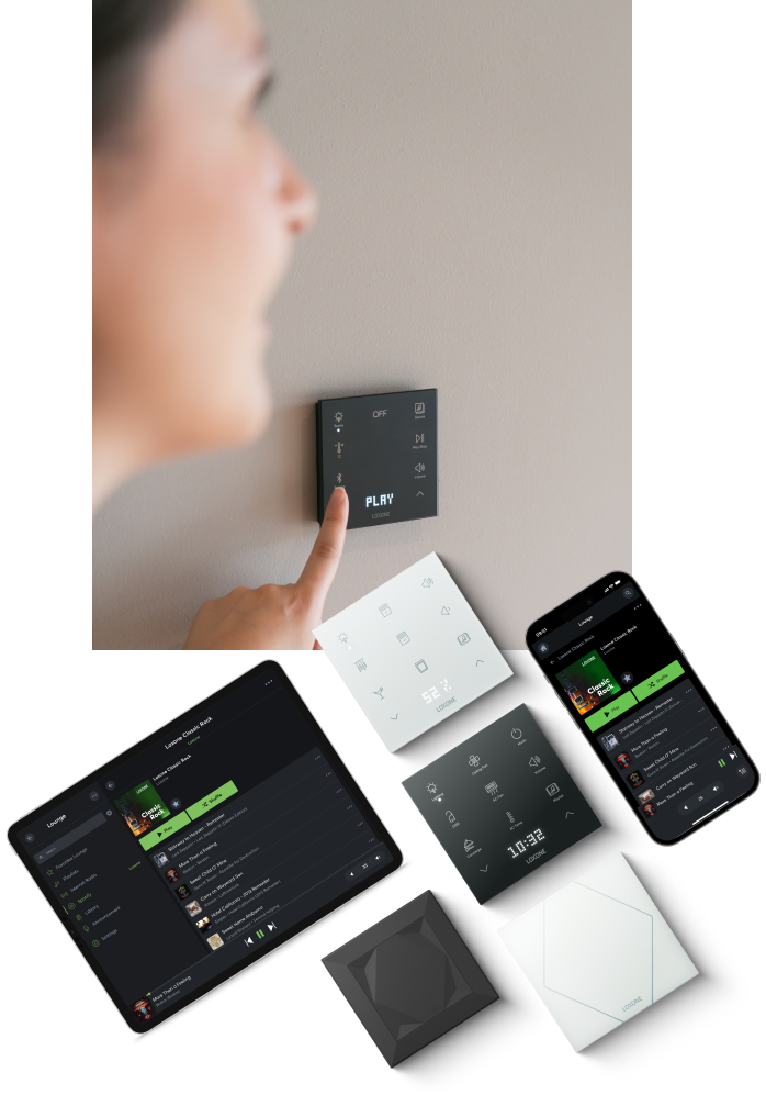 Frau bedient Touch Pure Flex.