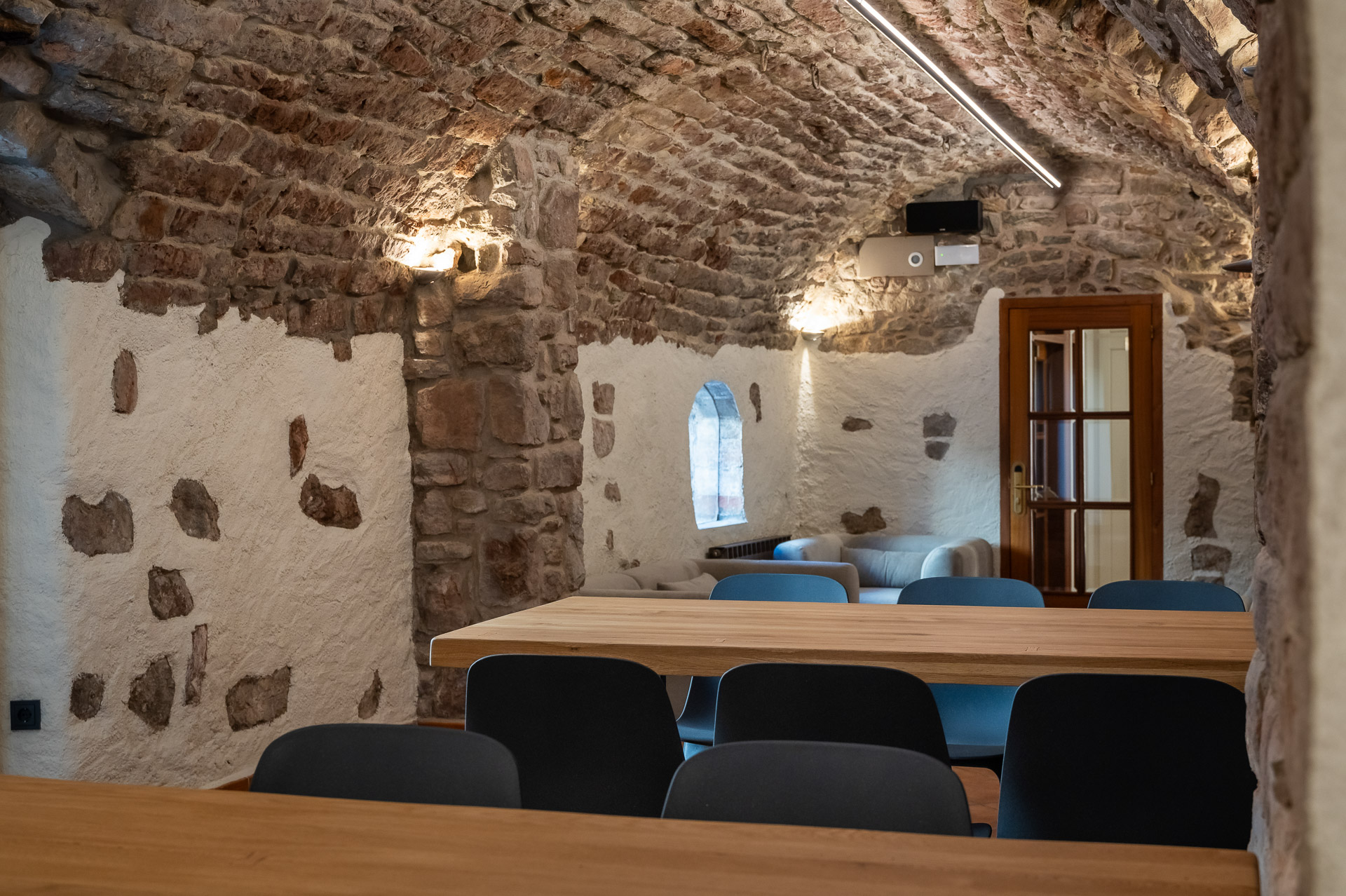 Touch Pure Flex Anthrazit an der Eingangstür zu einem Wohngebäude