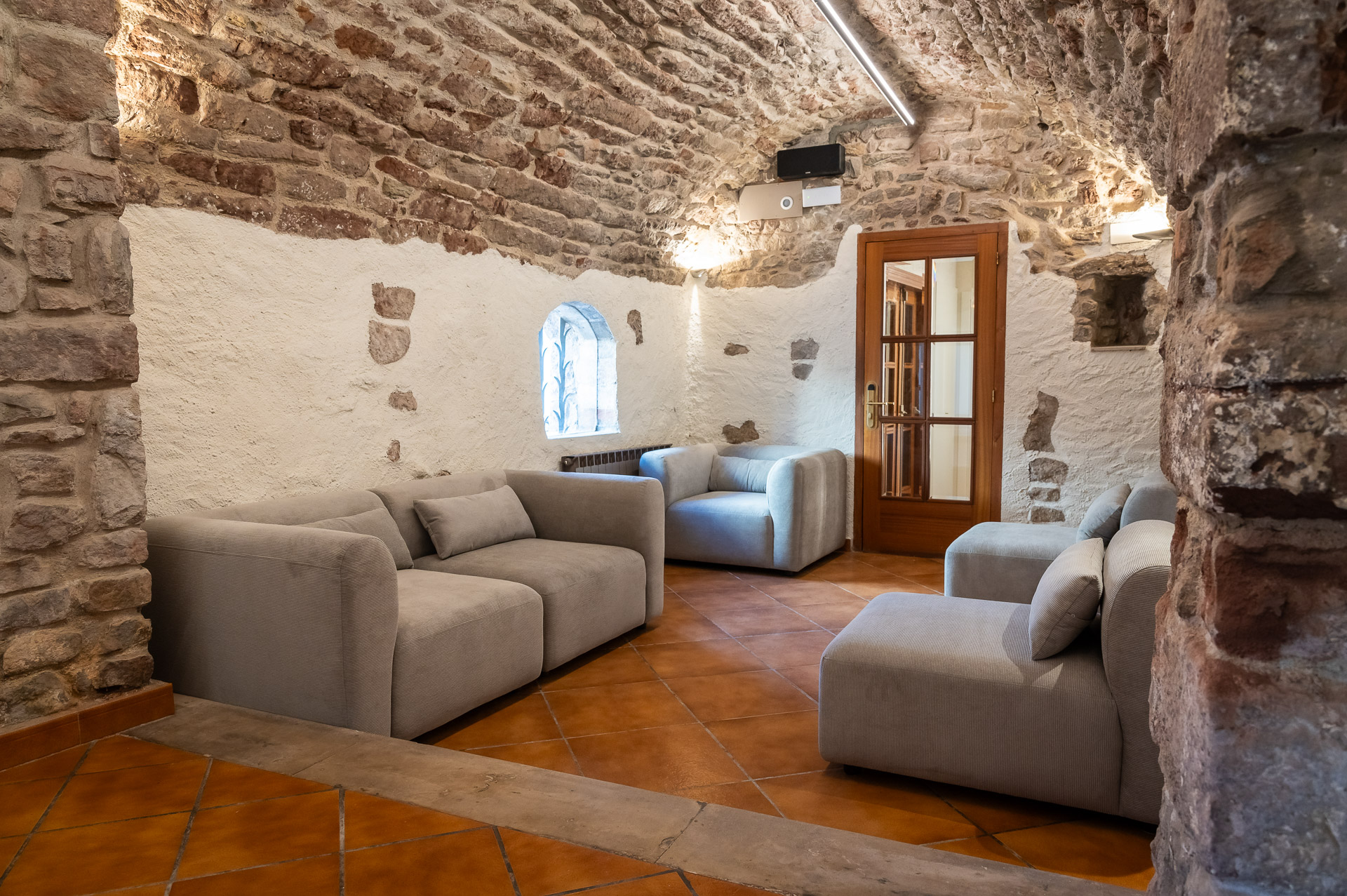 Touch Pure Flex Anthrazit an der Eingangstür zu einem Wohngebäude