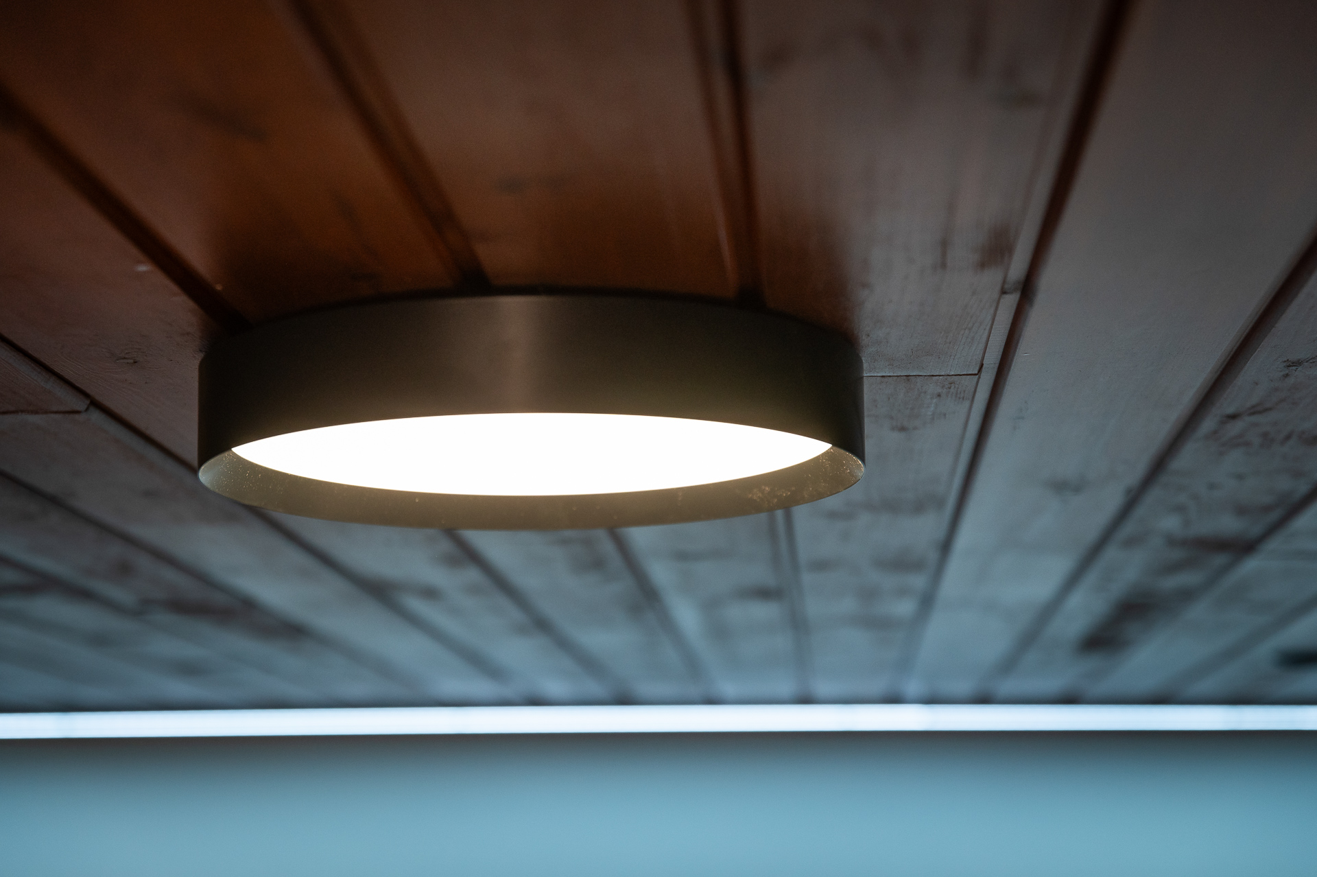 Frau bedient Touch Pure Flex Anthrazit