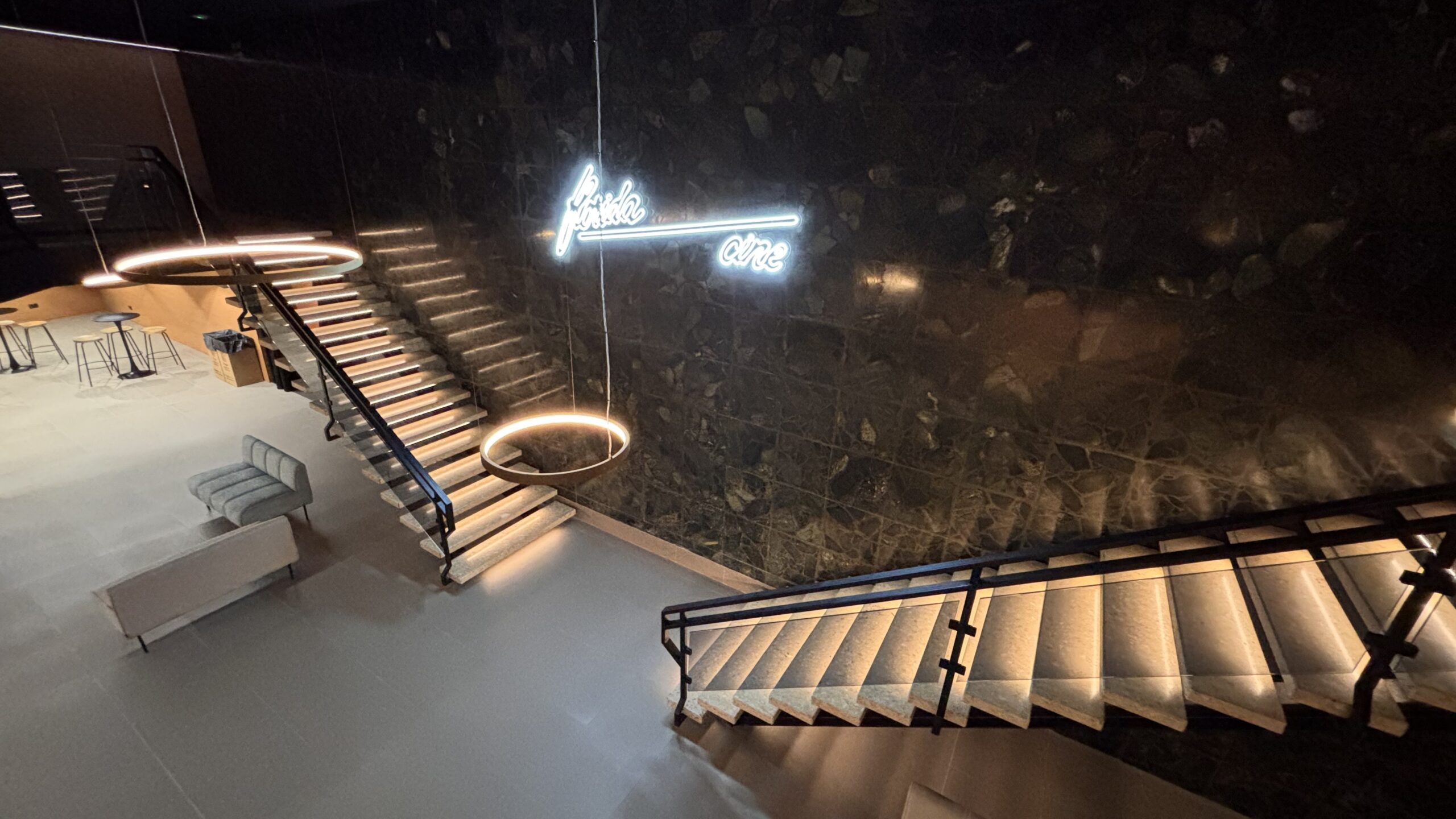 Touch Pure Flex Anthrazit an der Eingangstür zu einem Wohngebäude