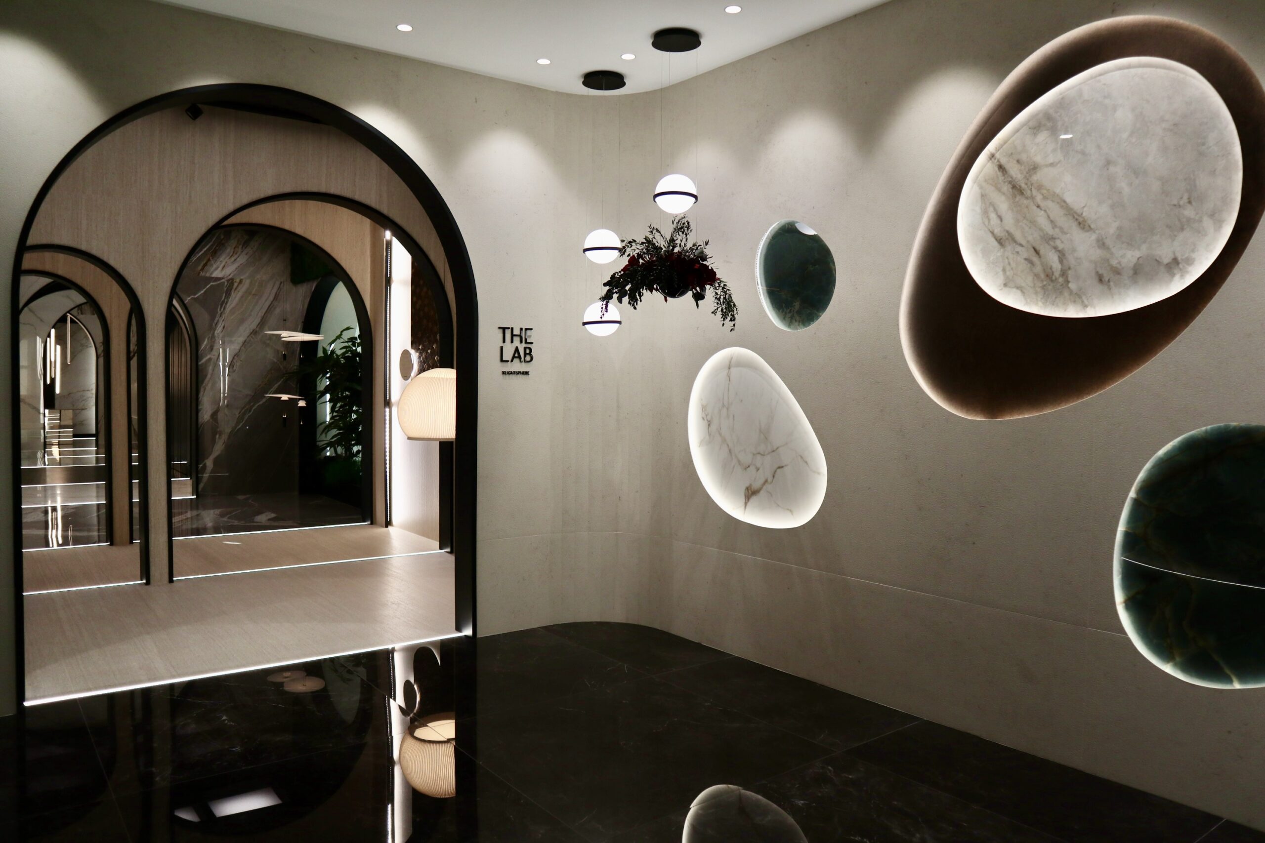 Frau bedient Touch Pure Flex Anthrazit