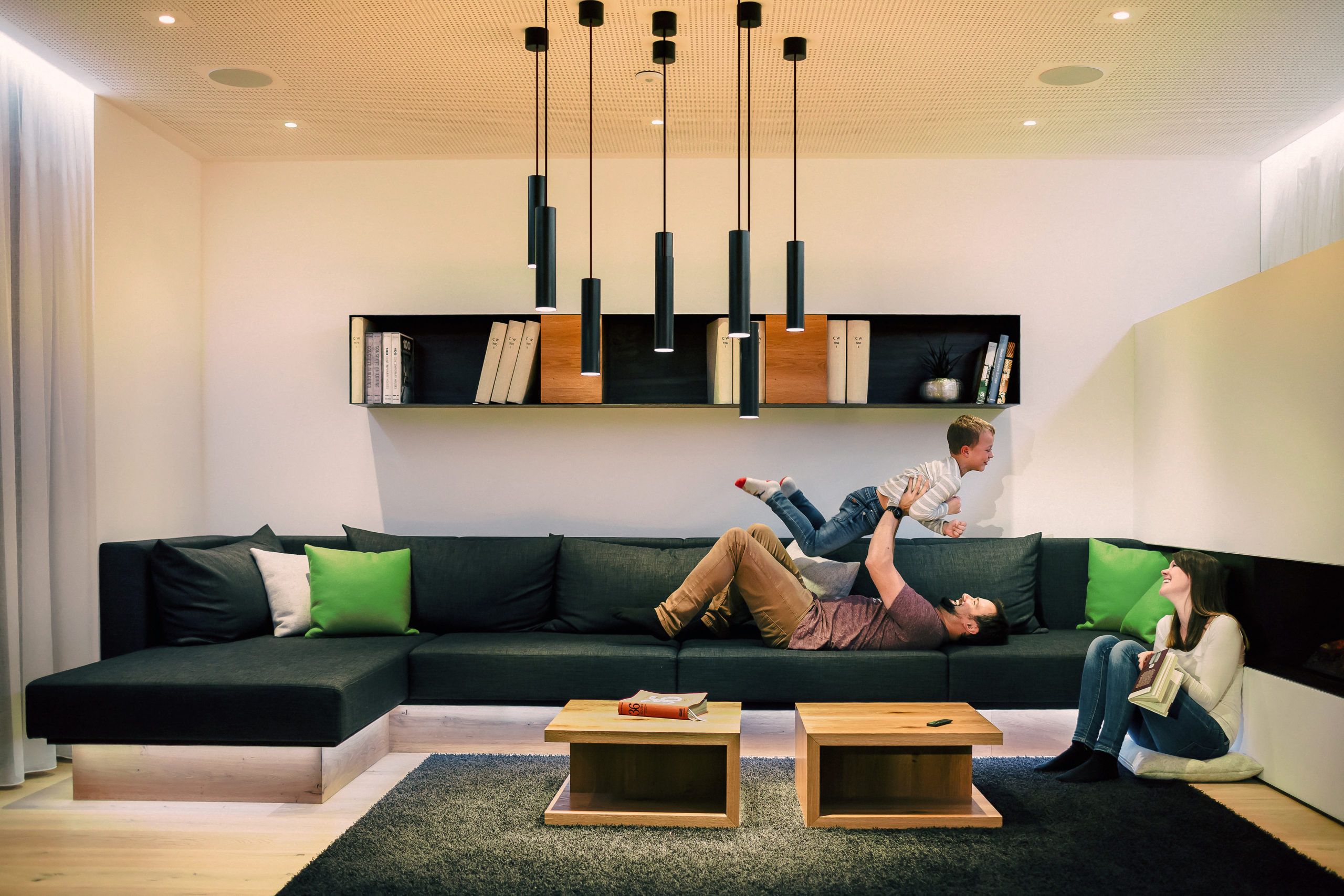 famille dans le salon de leur maison connectée
