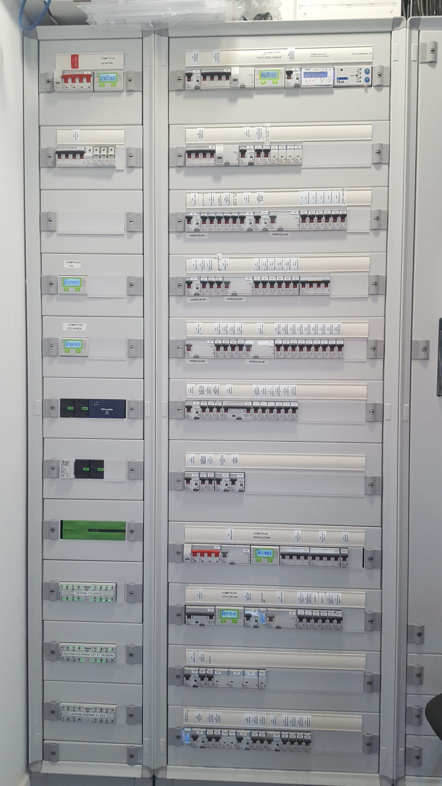 tableau électrique d'un bâtiment tertiaire équipé du Miniserver Loxone