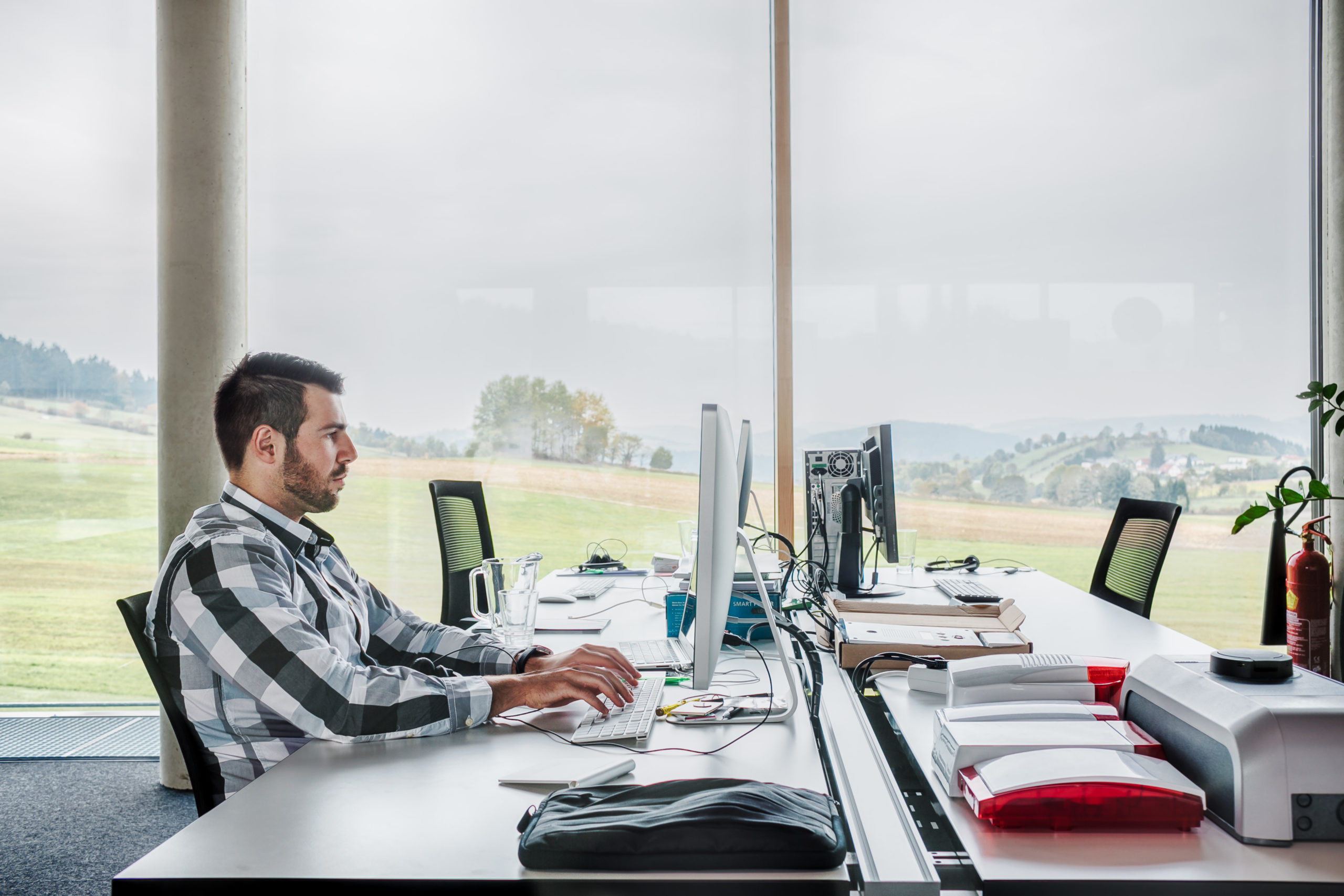 utilisateur travaillant dans un smart building 