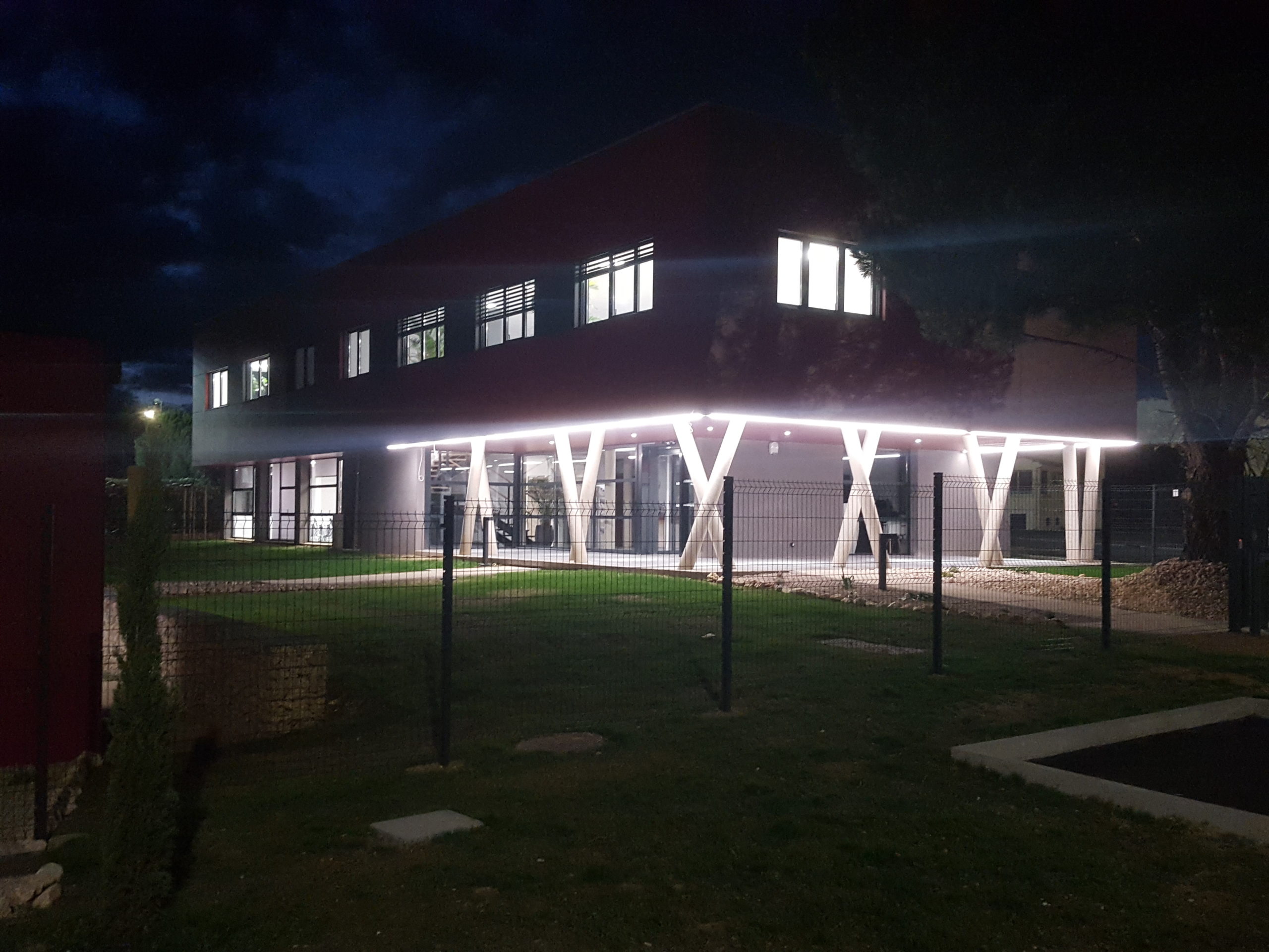 vue extérieur du bâtiment Vall Up avec éclairage intérieur et extérieur 