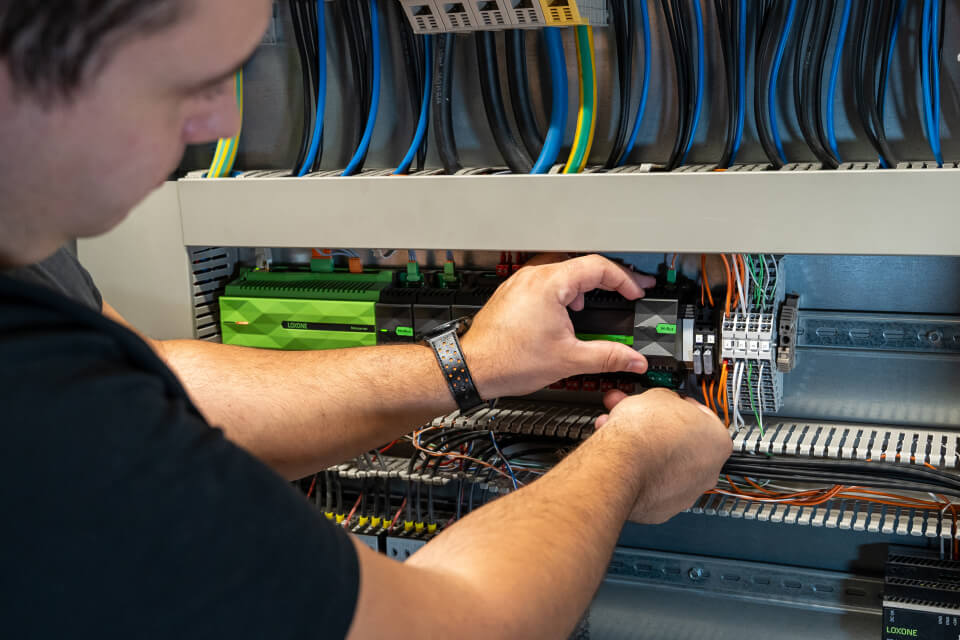 Elektrikář instaluje nový M-Bus Extension