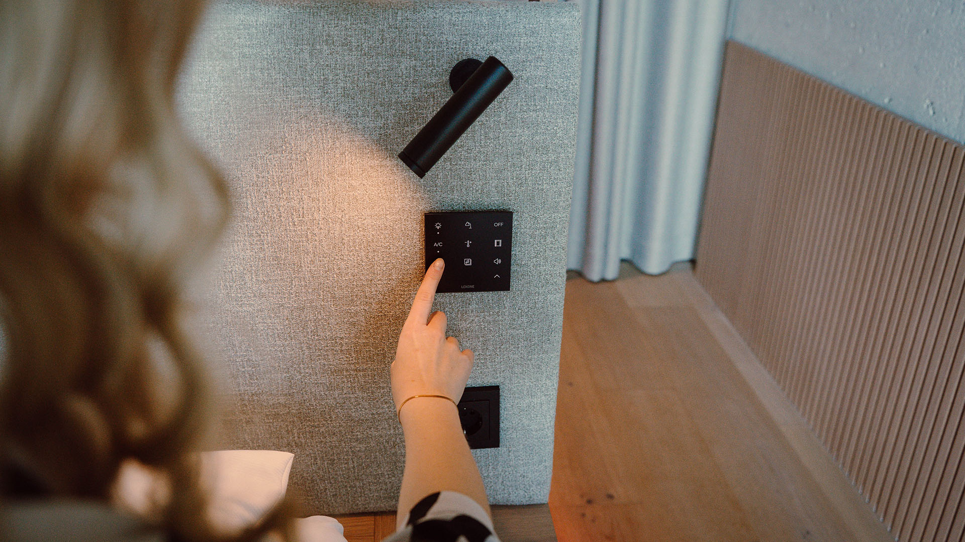 Femme utilise Touch Pure Flex Anthracite