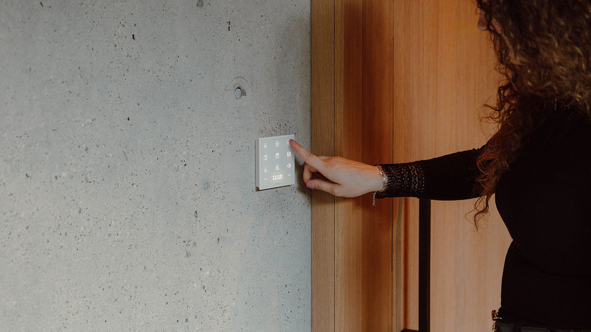 Femme utilise Touch Pure Flex Blanc